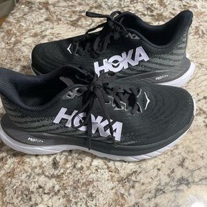 Women’s size 6 HOKA tennis shoes. Like new